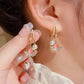 Fényes, baracklevél alakú fülbevalók – gyöngyökkel kombinálva